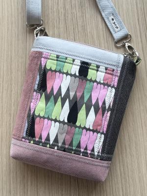 "Flickenwerk I/5" (grau-altrosa) - HERZEN - Designerstoff von Alexander Henry